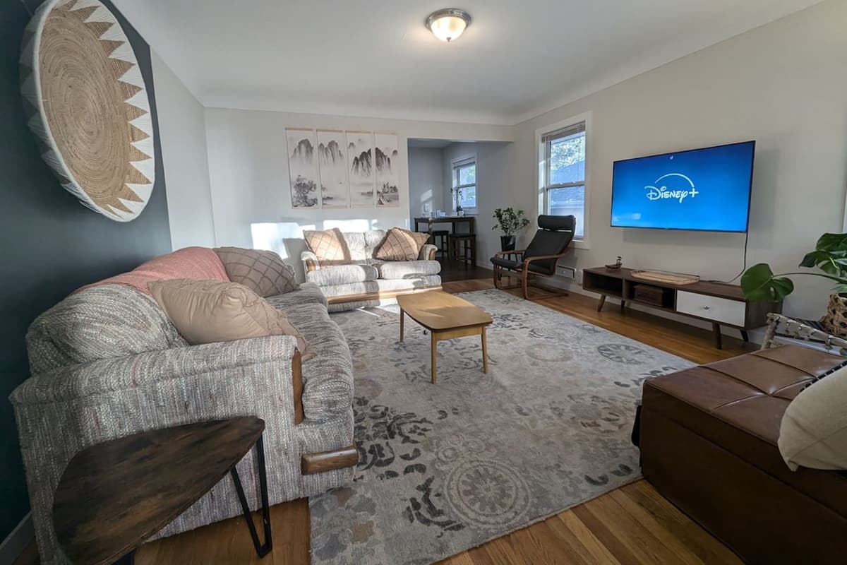 1929A · Comfy convenient Northeast home